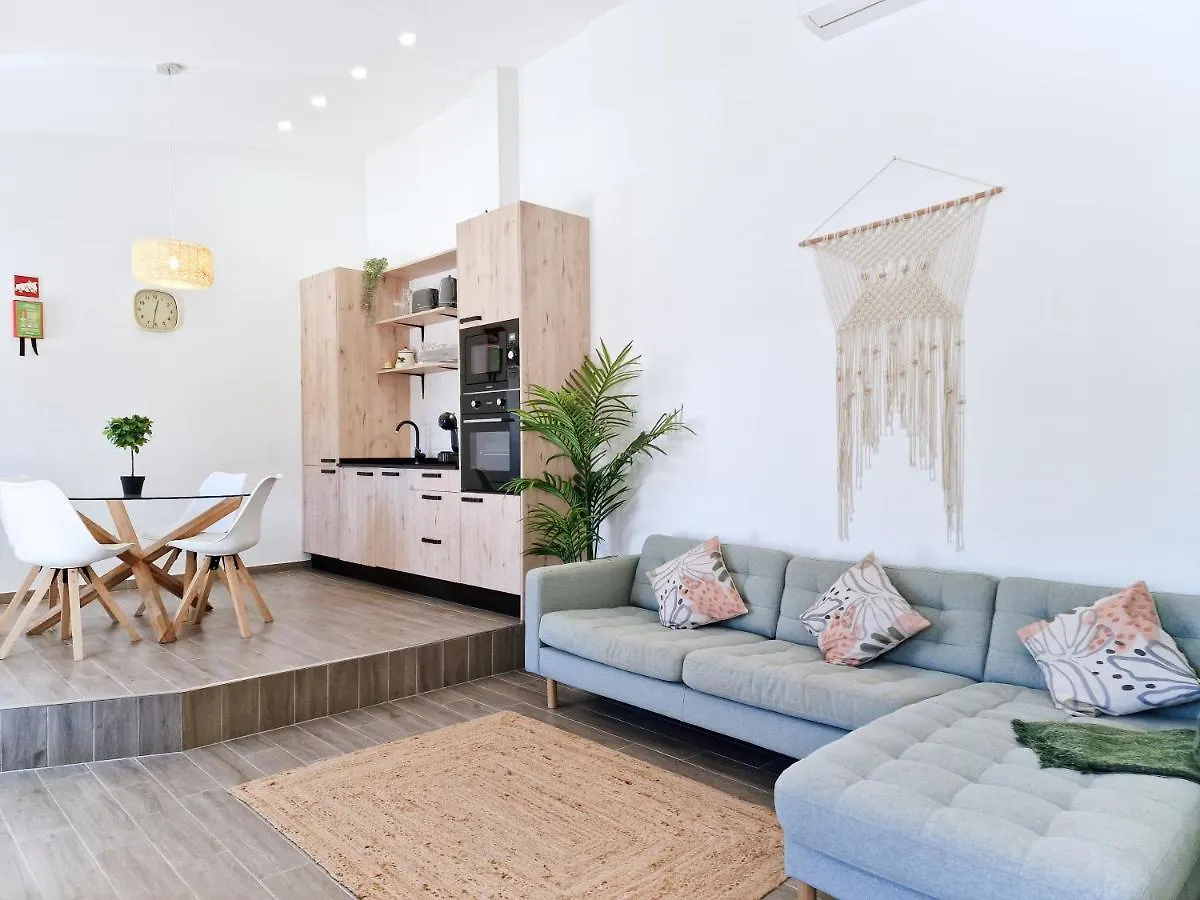 בית נופש בנאגיל Casa Verde - Beach House, Private Terrace & Pool